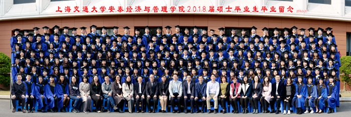万象城awcsport官网2018届硕士毕业生毕业留念