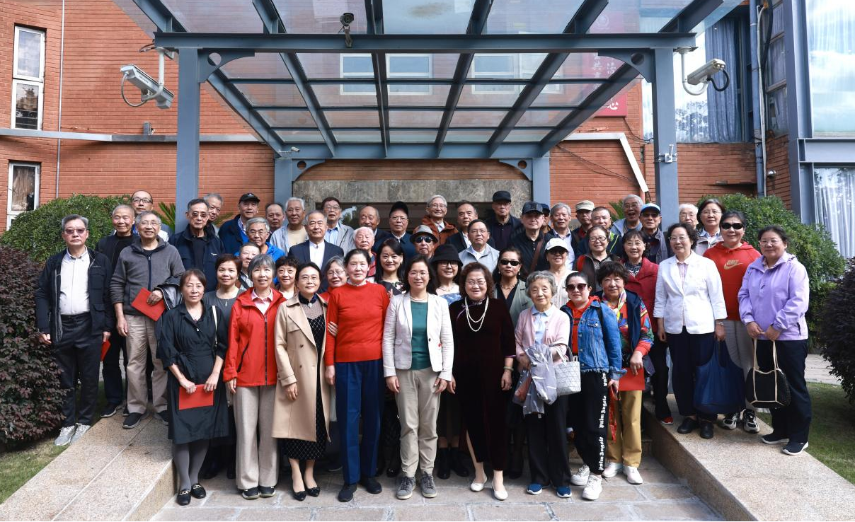 秋澄气清,景明桂馨——安泰经管学院举办2025年重阳节敬老餐叙活动