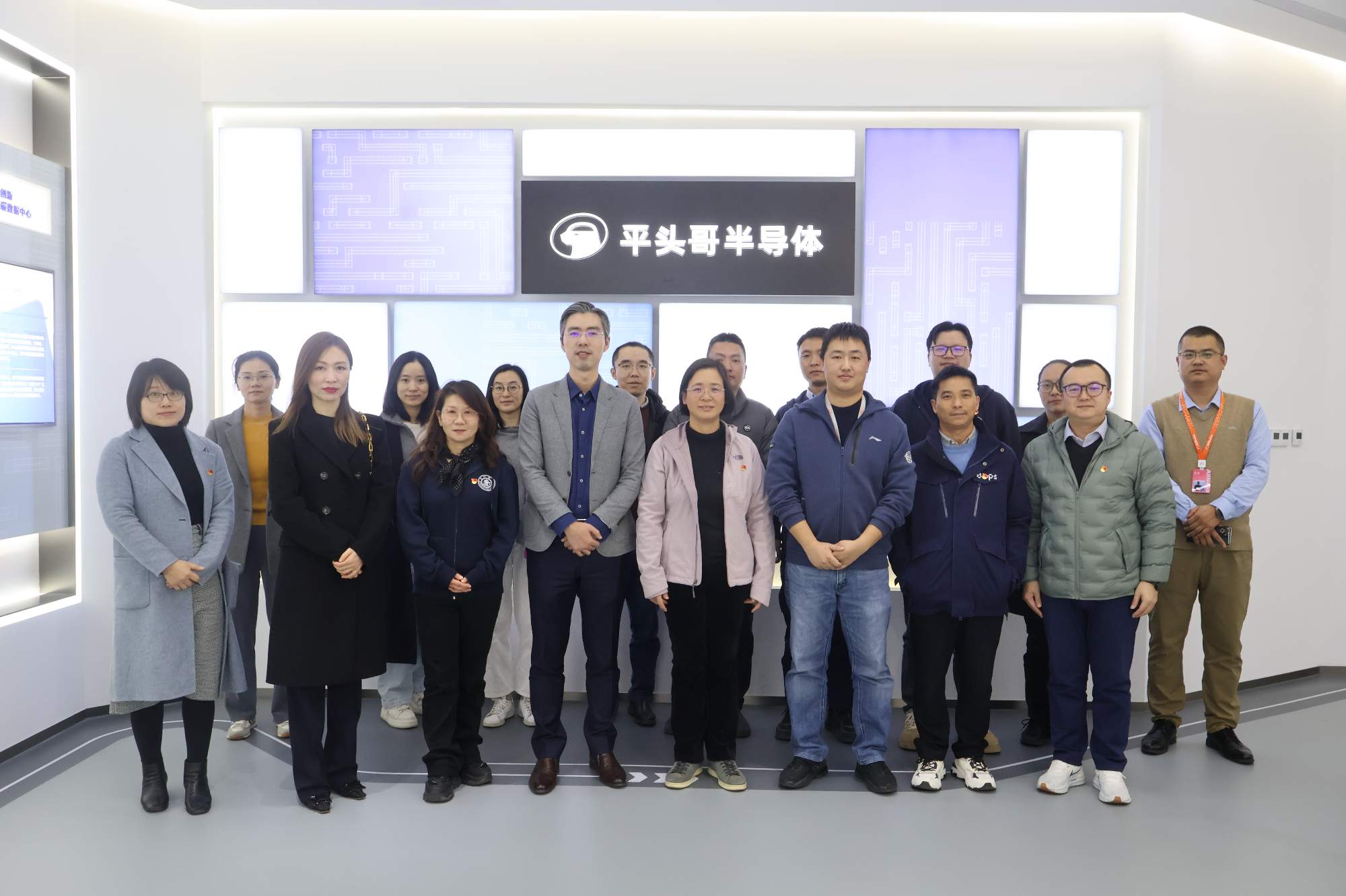 行政服务党支部赴阿里巴巴平头哥芯片公司开展主题党日活动