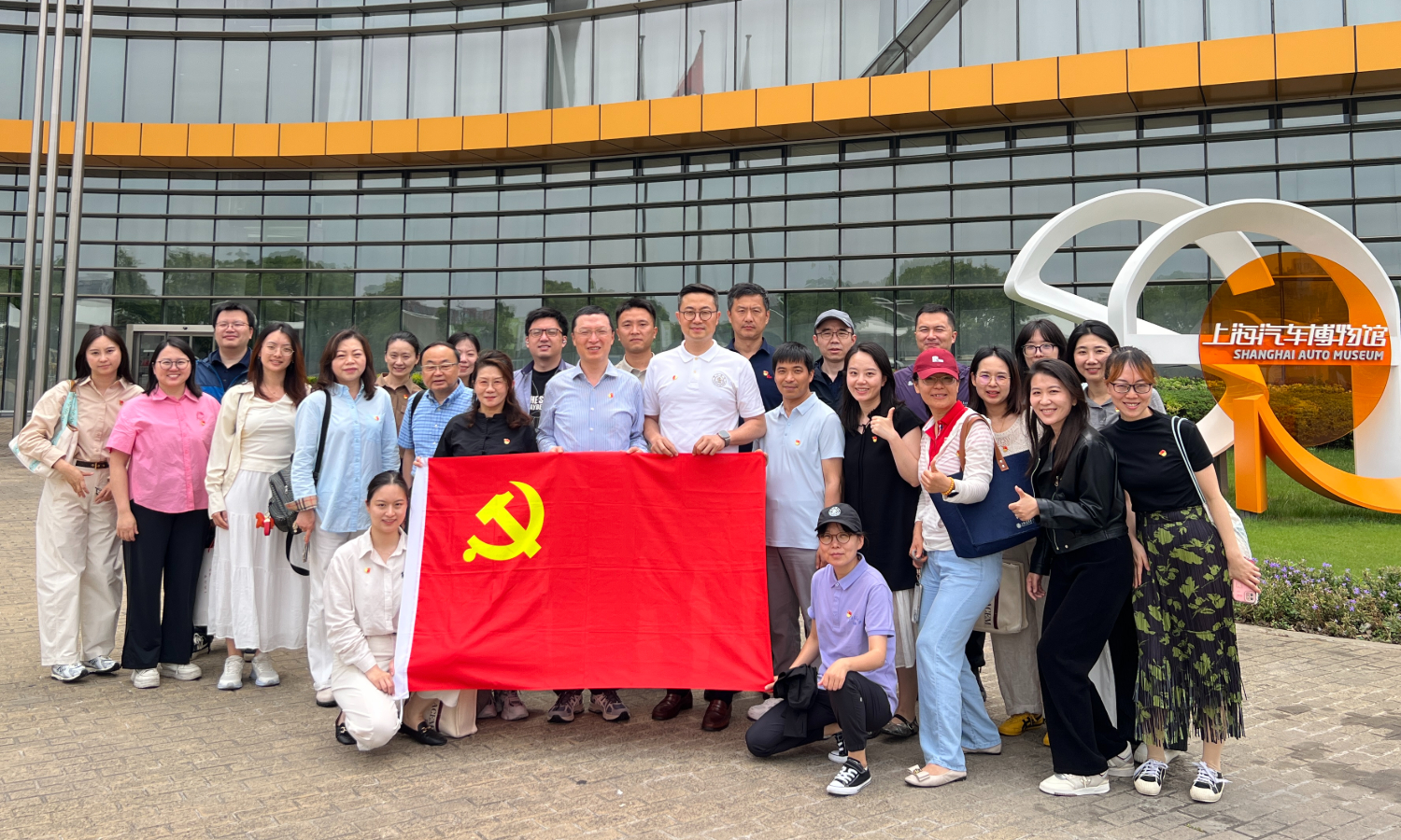 智联汽车·创新赋能：党建引领产业技术融合实践——安泰经管学院联合办学党支部与金融系党支部开展主题党日活动